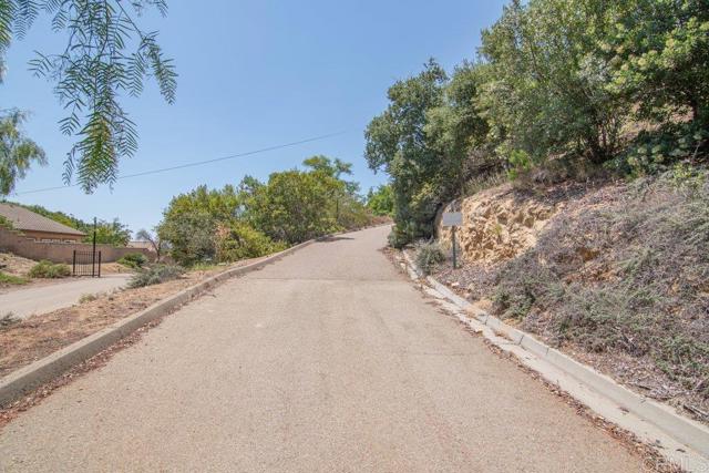 3137 E Valley Parkway, Escondido CA: https://media.crmls.org/mediaz/2d6e673f-7128-42ef-9505-107ee75d1b96.jpg