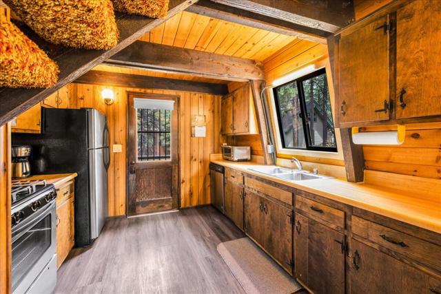 39656 Forest Road, Big Bear CA: https://media.crmls.org/mediaz/2d70b17f-86f7-4c17-afef-d3db84403367.jpg