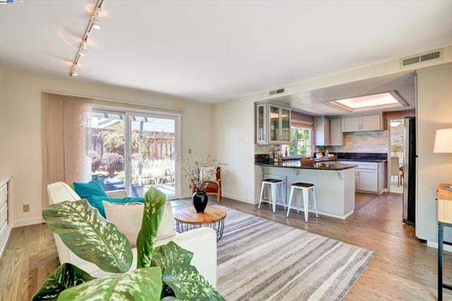 37 Clipper Drive, Alameda CA: https://media.crmls.org/mediaz/2d70c86e-e5c1-4dff-9bf0-96cf039d62a7.jpg
