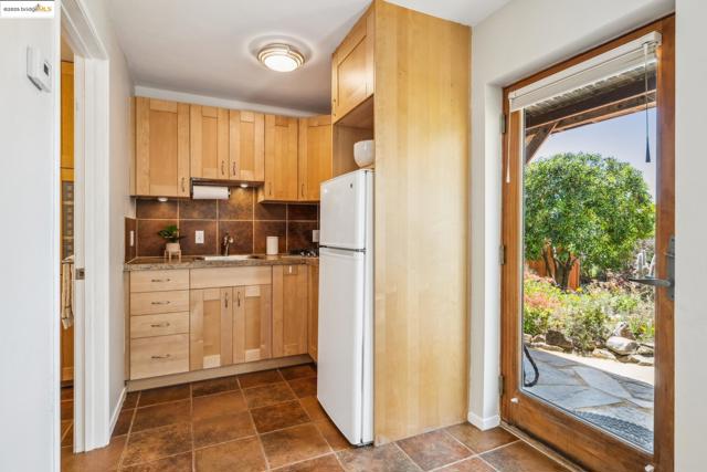 917 Avis Dr, El Cerrito CA: https://media.crmls.org/mediaz/2d70c898-fcc0-4331-a89d-249708ab87f4.jpg