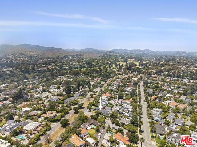 207 10th Street, Santa Monica CA: https://media.crmls.org/mediaz/2d70dd46-4c40-4ccd-9cfd-69dd82bc949d.jpg
