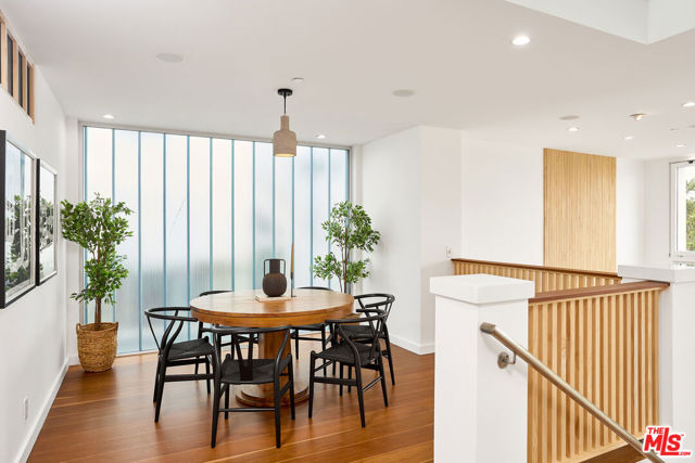 5106 Pacific Avenue, Marina del Rey CA: https://media.crmls.org/mediaz/2d717f5c-5d8c-49dd-a89f-4ed0842f30ed.jpg