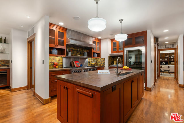 5045 Oakdale Avenue, Woodland Hills CA: https://media.crmls.org/mediaz/2d71913e-0acf-402c-9b02-d2b510abe902.jpg