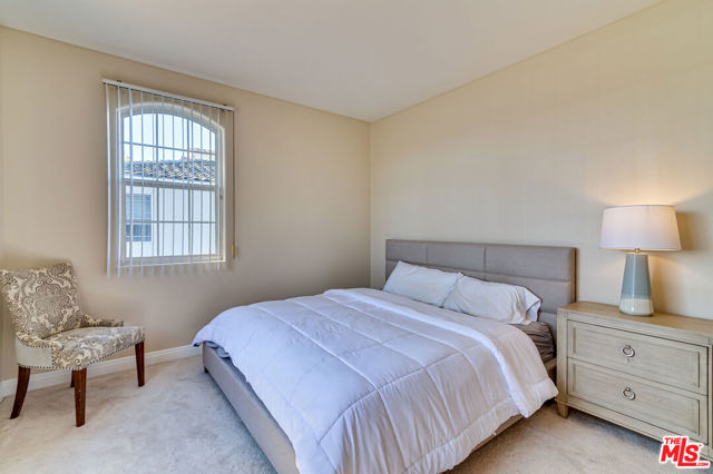 1008 Harbor Crossing Lane, Marina del Rey CA: https://media.crmls.org/mediaz/2d71d273-adb9-4640-9c9a-1e907bf8462a.jpg