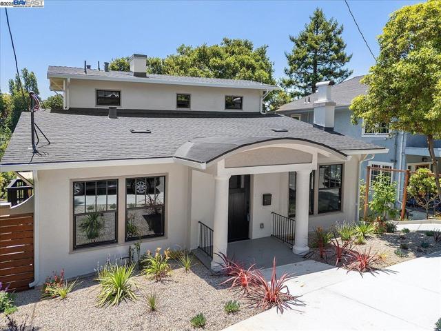 689 Santa Ray Ave, Oakland CA: https://media.crmls.org/mediaz/2d7269dd-f6bd-4114-af63-e7596f0176b0.jpg