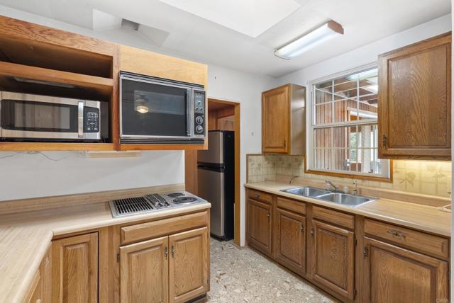 1120 Devonshire Drive, Ocean Beach (San Diego) CA: https://media.crmls.org/mediaz/2d727a33-93a5-4191-8753-b208620ca8ae.jpg