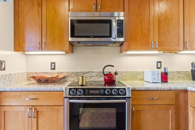 35 Leonard Ct, Alameda CA: https://media.crmls.org/mediaz/2d728250-1e65-4a53-a60c-5e0f8c368585.jpg