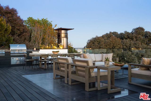 8932 St Ives Drive, Los Angeles CA: https://media.crmls.org/mediaz/2d73518a-2247-4408-8774-e35e77da1dfb.jpg