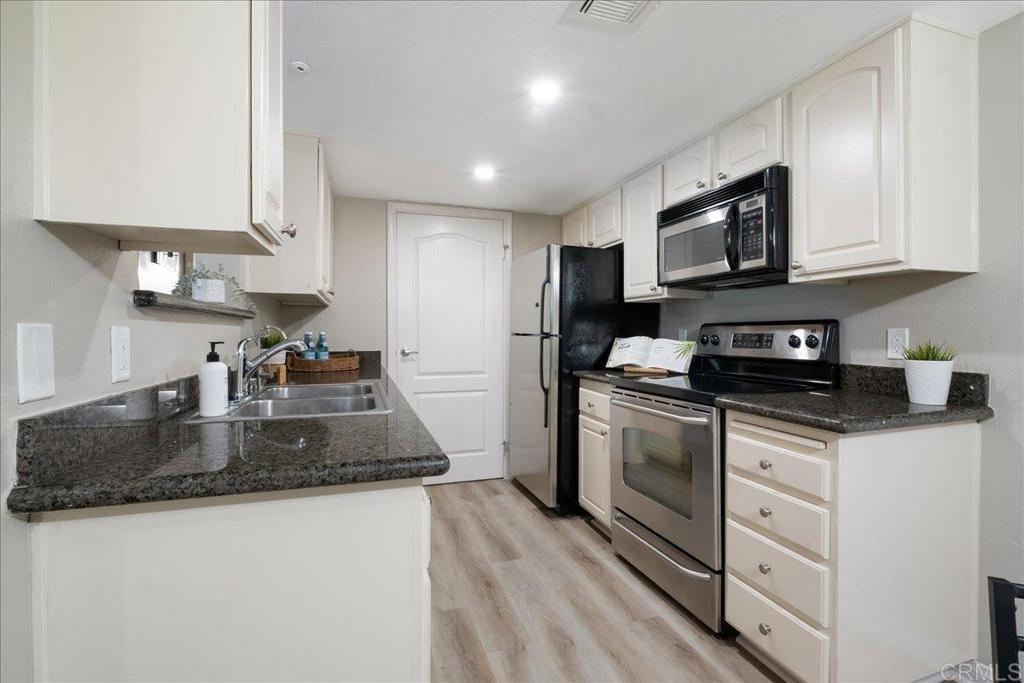 12075 Alta Carmel Court - photo 10