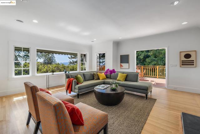 2671 Shasta Rd, Berkeley CA: https://media.crmls.org/mediaz/2d74b8d7-a048-4573-aab8-b1e31c6ce861.jpg