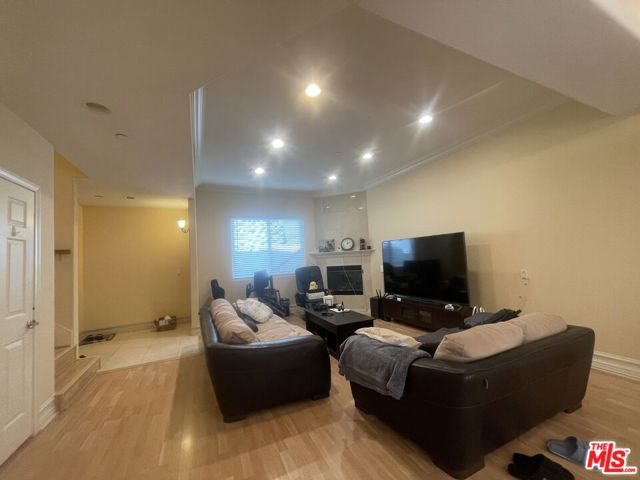 2223 Montrose Avenue, Montrose CA: https://media.crmls.org/mediaz/2d75bf9e-3fe0-40cc-bc34-4b0b5204690f.jpg