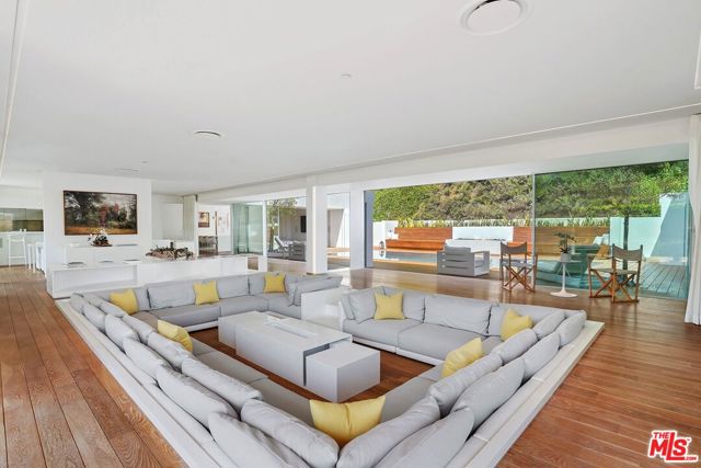 1106 N Hillcrest Road, Beverly Hills CA: https://media.crmls.org/mediaz/2d75fd68-afd4-436c-b50b-cd631dc85fc8.jpg
