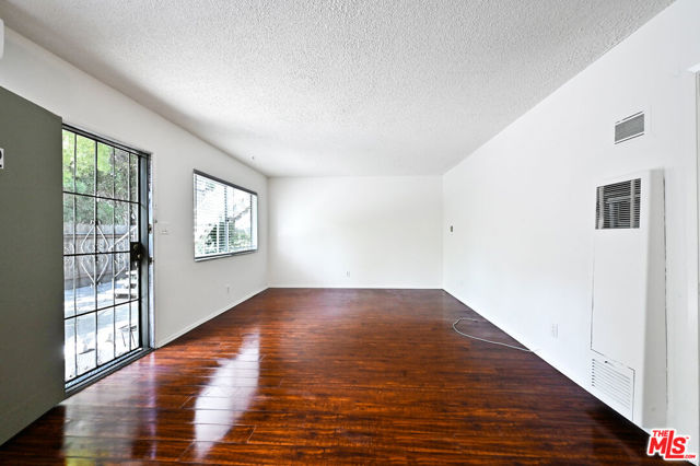 1868 10th Street, Santa Monica CA: https://media.crmls.org/mediaz/2d76e1ed-3f9d-4b14-91b0-bd9c987a773b.jpg