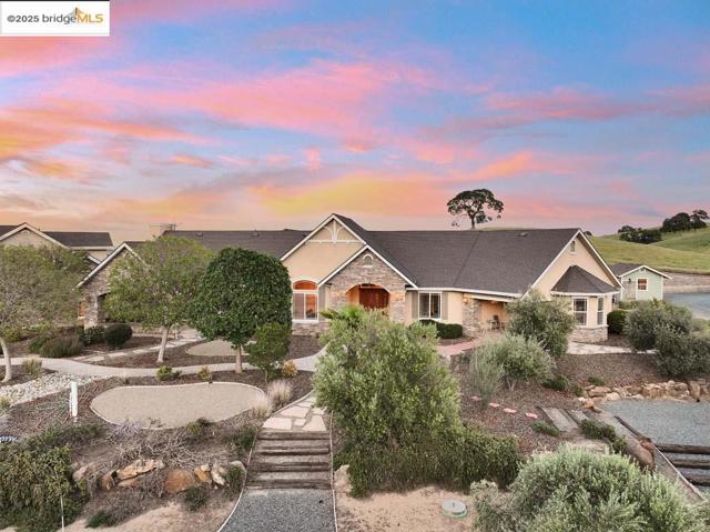 9050 Deer Valley Rd, Brentwood CA: https://media.crmls.org/mediaz/2d76e3b8-2bc1-4aa5-be25-172f543b353a.jpg