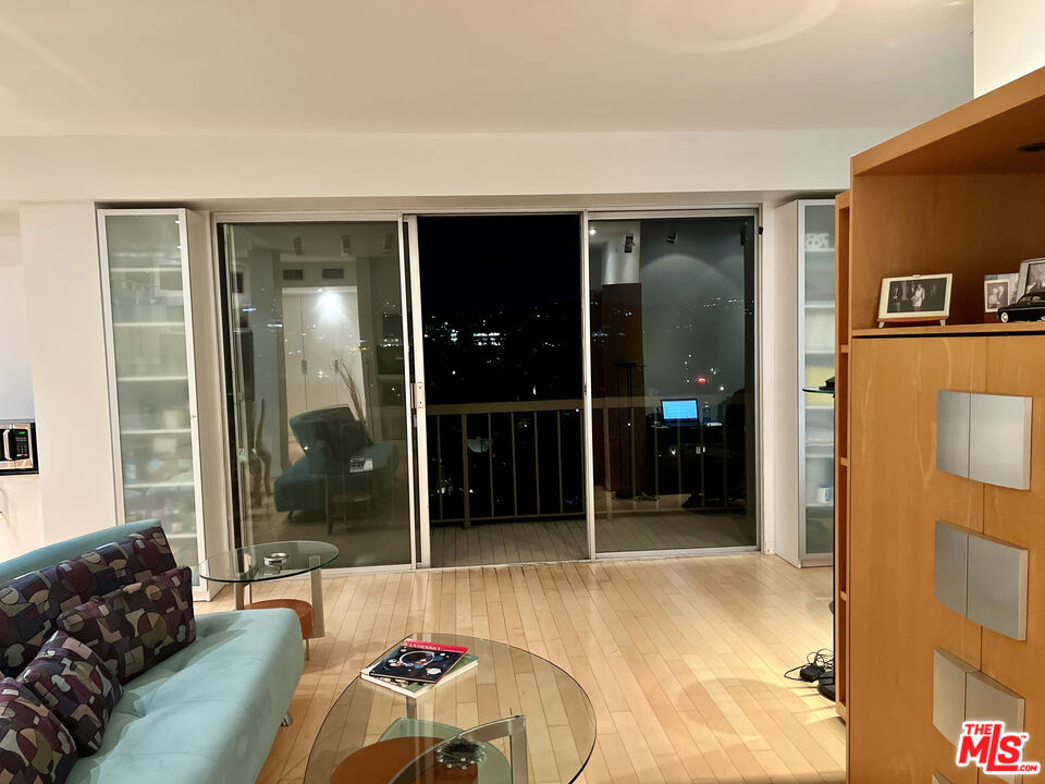 https://media.crmls.org/mediaz/2d77a952-488d-4736-80d1-a2485c36fffc.jpg?preset=X-Large