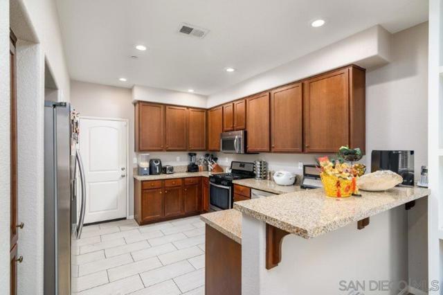1622 Puffin Pl, Chula Vista CA: https://media.crmls.org/mediaz/2d780fa5-7e48-4d1a-81a7-43e6652dcabb.jpg