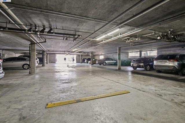 950 Shorepoint Ct, Alameda CA: https://media.crmls.org/mediaz/2d785fbd-beac-4c27-afb0-5f2a035ca558.jpg