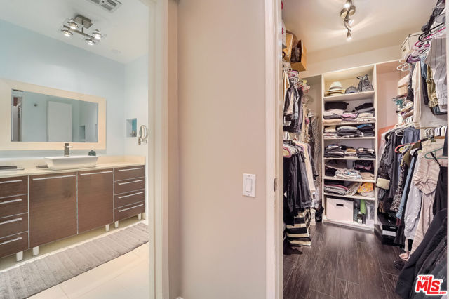 910 S HOLT Avenue, Los Angeles CA: https://media.crmls.org/mediaz/2d786b94-8c1e-4bd0-87ab-3c9603d33a25.jpg