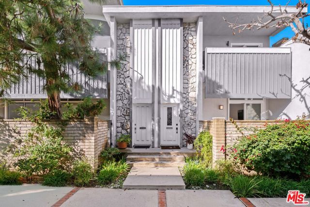 4800 La Villa Marina, Marina del Rey CA: https://media.crmls.org/mediaz/2d7896d0-c653-4916-9774-a2563e3d4f8a.jpg