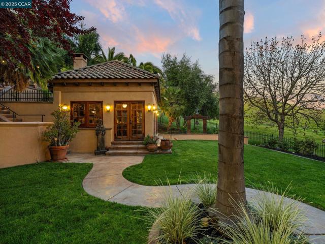4640 Kingswood Dr, Danville CA: https://media.crmls.org/mediaz/2d791c65-9976-4b39-8d3b-c5acb3994c7b.jpg