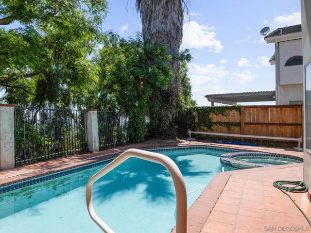 13810 Riverhead Ct, San Diego CA: https://media.crmls.org/mediaz/2d79b71f-67be-4460-9e1d-abadbc69dd69.jpg