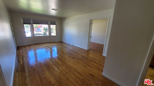 3461 Redwood Avenue, Los Angeles CA: https://media.crmls.org/mediaz/2d7aac2d-020d-48ba-8e58-fd75cb1e8e27.jpg