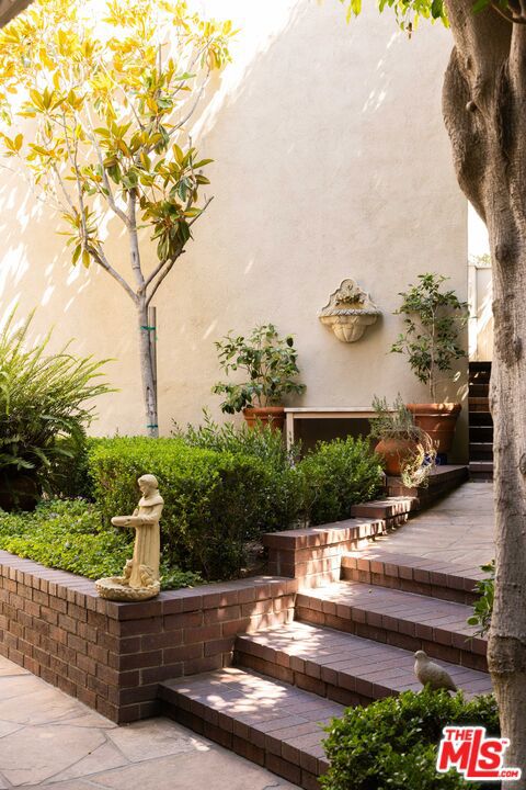 1612 Sunset Plaza Drive, Los Angeles CA: https://media.crmls.org/mediaz/2d7afdb7-ce0d-4d54-93c2-24da1f081332.jpg