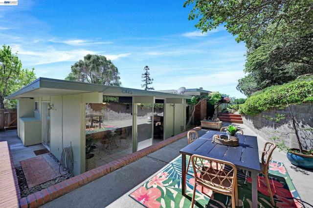 5354 Greenridge Rd, Castro Valley CA: https://media.crmls.org/mediaz/2d7b0102-5090-4bd9-9e23-705736a92306.jpg