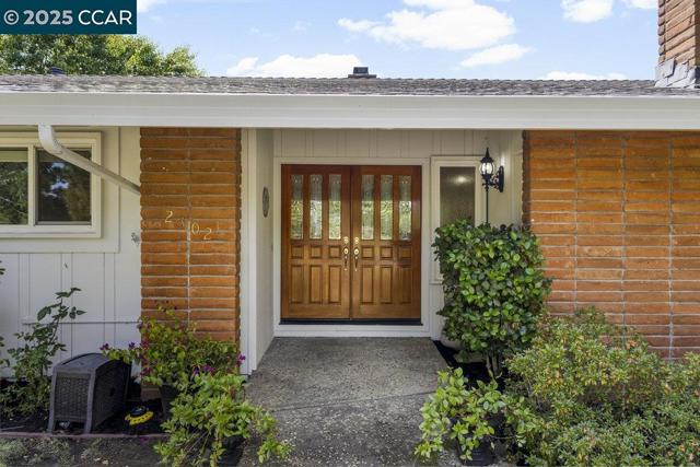 2302 Royal Oaks Dr, Alamo CA: https://media.crmls.org/mediaz/2d7c6d24-7869-4a3b-9c22-84b7a0bae664.jpg