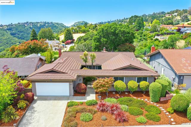 7927 Phaeton Dr, Oakland CA: https://media.crmls.org/mediaz/2d7d4f02-075e-4f43-839f-2fe770189b00.jpg