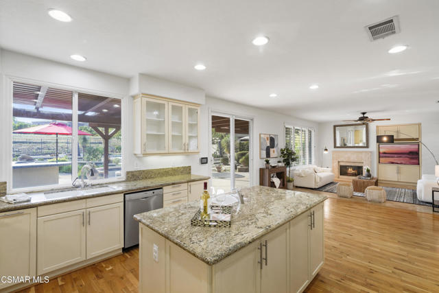 657 Via Vista Vista, Newbury Park CA: https://media.crmls.org/mediaz/2d7dbea9-f0ec-4711-a268-5d7292f891a6.jpg