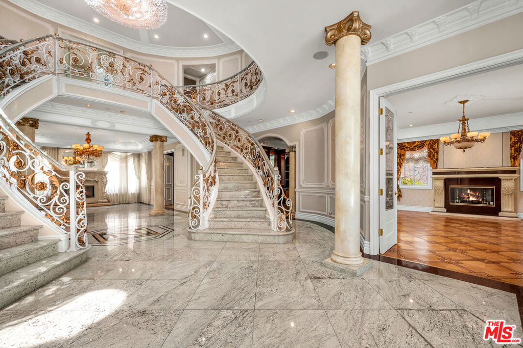 https://media.crmls.org/mediaz/2d7f5fc7-7903-4456-896a-1638a7ae84a1.jpg?preset=X-Large
