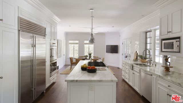 204 S Plymouth Boulevard, Los Angeles CA: https://media.crmls.org/mediaz/2d7f67f9-8259-40b6-8a47-099f203bc14a.jpg