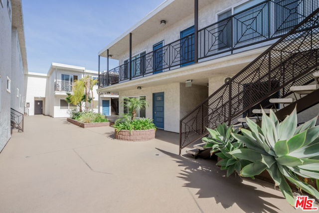 2721 2nd Street, Santa Monica CA: https://media.crmls.org/mediaz/2d7f8095-1612-4d90-a18c-586d7fbef948.jpg