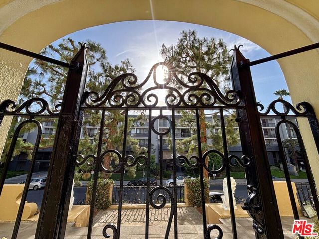 322 S Kingsley Drive, Los Angeles CA: https://media.crmls.org/mediaz/2d7faddc-c714-4273-969a-36666e2826f4.jpg