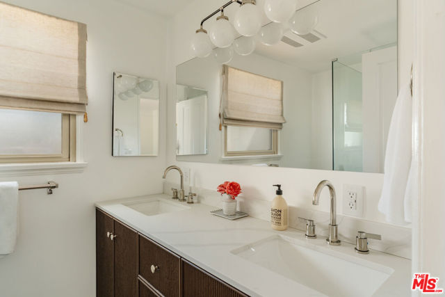 5635 S Chariton Avenue, Los Angeles CA: https://media.crmls.org/mediaz/2d81c464-dfb3-4b3d-a9bc-d107ad6bd43a.jpg