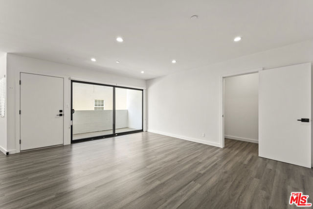 1254 9th Street, Santa Monica CA: https://media.crmls.org/mediaz/2d824560-6675-424d-8120-ff55af103021.jpg