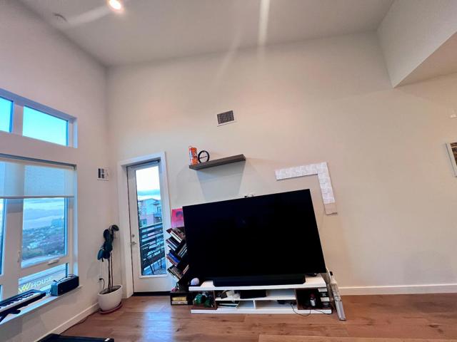 400 El Camino Real, Belmont CA: https://media.crmls.org/mediaz/2d82d5c0-d45e-4680-a153-ee520000872f.jpg