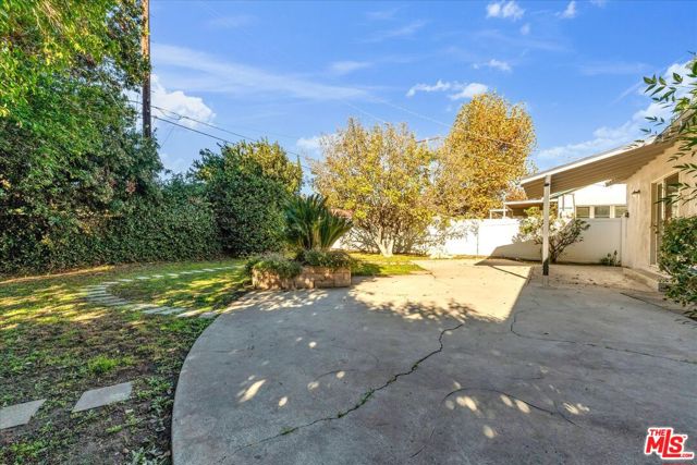 6649 Whitman Avenue, Lake Balboa CA: https://media.crmls.org/mediaz/2d836b5a-1408-44b4-a00e-90abd2b6dec1.jpg