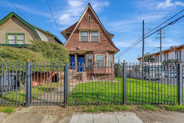 2804 Adeline Street, Emeryville CA: https://media.crmls.org/mediaz/2d836b67-1566-49f3-9576-b31163f9e1e7.jpg