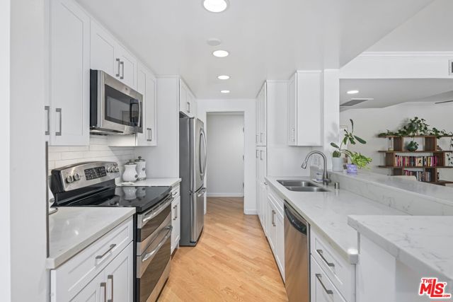 725 S Barrington Avenue, Los Angeles CA: https://media.crmls.org/mediaz/2d840287-0434-4dc9-af89-eea7f594be5d.jpg