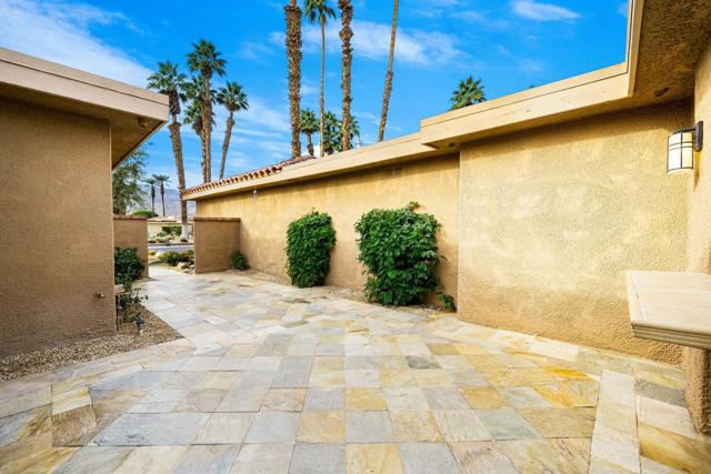 75 Sunrise Drive, Rancho Mirage CA: https://media.crmls.org/mediaz/2d8485a1-6694-4967-ab9c-37f3066544c7.jpg