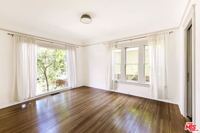 116 Roselawn Place, Los Angeles CA: https://media.crmls.org/mediaz/2d851df6-3028-4642-bb67-b21f0955c646.jpg