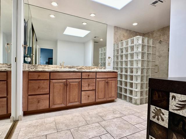 239 Santa Barbara Circle, Palm Desert CA: https://media.crmls.org/mediaz/2d85e7f1-3564-4afd-a1b9-39992b315560.jpg