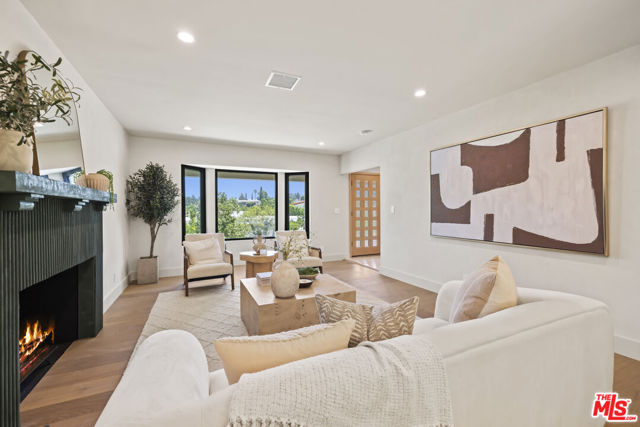 11268 Dona Lola Drive, Studio City CA: https://media.crmls.org/mediaz/2d863b38-1337-470e-af99-afaee4023816.jpg