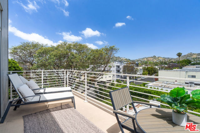 944 N Stanley Avenue, West Hollywood CA: https://media.crmls.org/mediaz/2d865930-aedf-4a64-b96b-56b1b2f09683.jpg