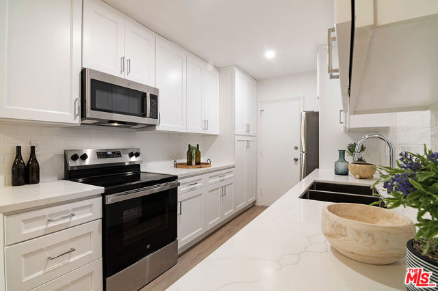 10725 Ohio Avenue, Los Angeles CA: https://media.crmls.org/mediaz/2d86aa7f-47ec-4cd0-ac15-63bde0fb12a8.jpg