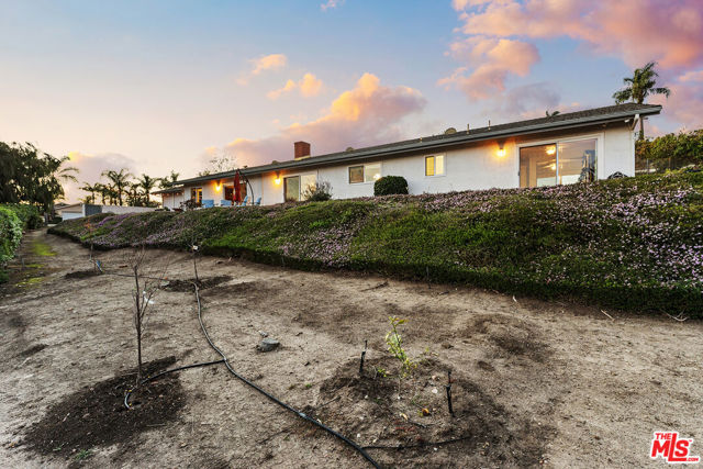 2212 Stacy Lane, Camarillo CA: https://media.crmls.org/mediaz/2d86f9dd-3bfa-4954-85d1-7a93737a1732.jpg