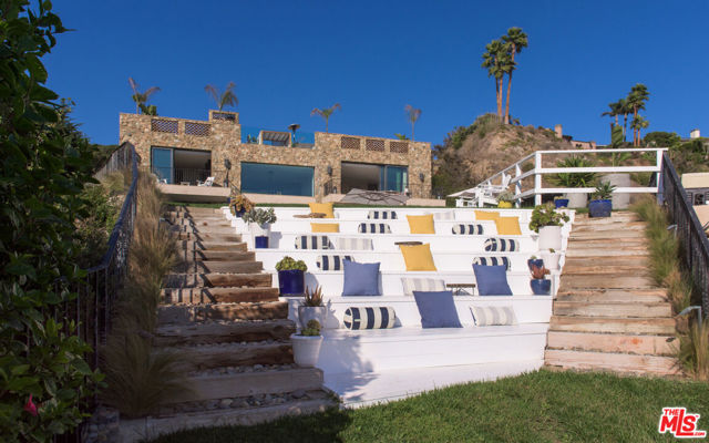 32852 Pacific Coast Highway, Malibu CA: https://media.crmls.org/mediaz/2d872880-5064-4e3b-9f98-fb58315c9849.jpg
