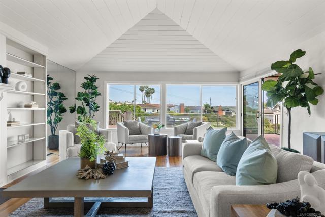 951 Skylark Dr, La Jolla CA: https://media.crmls.org/mediaz/2d877047-8acd-4a2d-a7e2-0bd7847a3a46.jpg